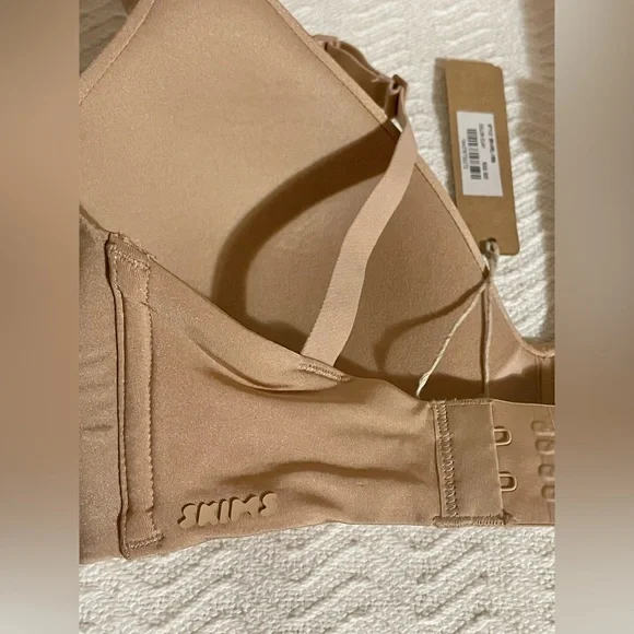 SKIMS- Wireless Form New & Improved T-Shirt Demi Bra - Picture 3 of 14